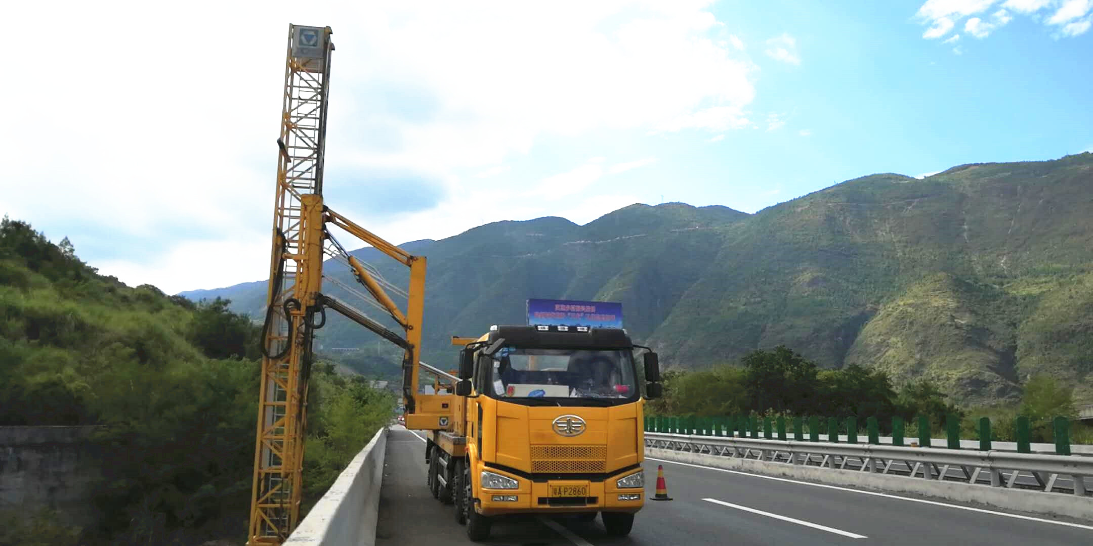 岳阳桥检车出租    岳阳路桥检测车租赁厂家报价